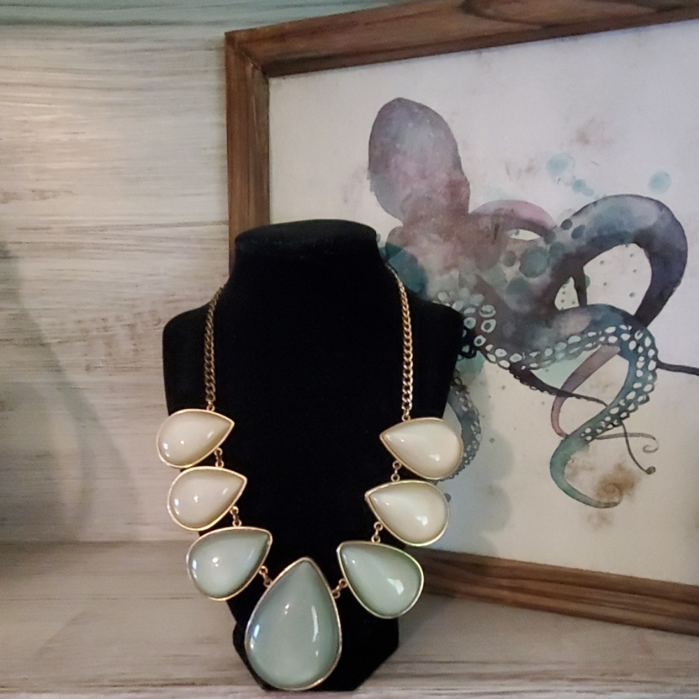 Adjustable neckline